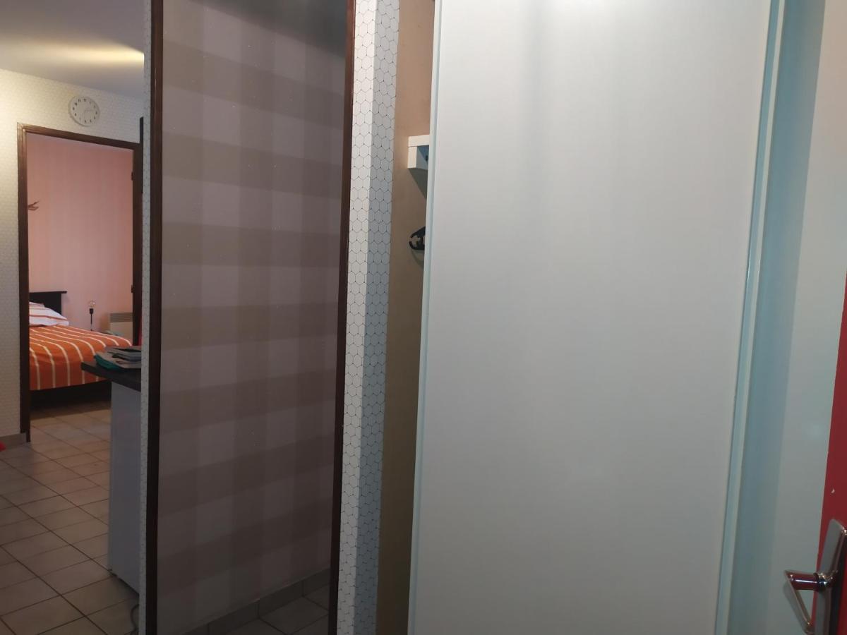 Chez Fabienne T1 Apartment Le Breuil-sur-Couze Bagian luar foto