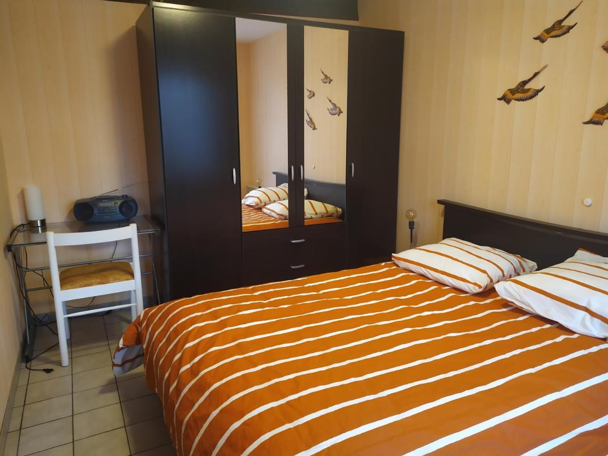 Chez Fabienne T1 Apartment Le Breuil-sur-Couze Bagian luar foto