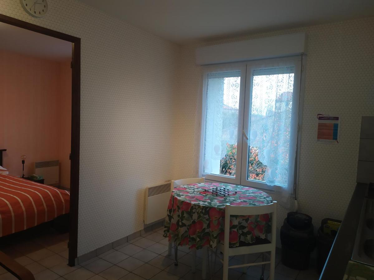 Chez Fabienne T1 Apartment Le Breuil-sur-Couze Bagian luar foto