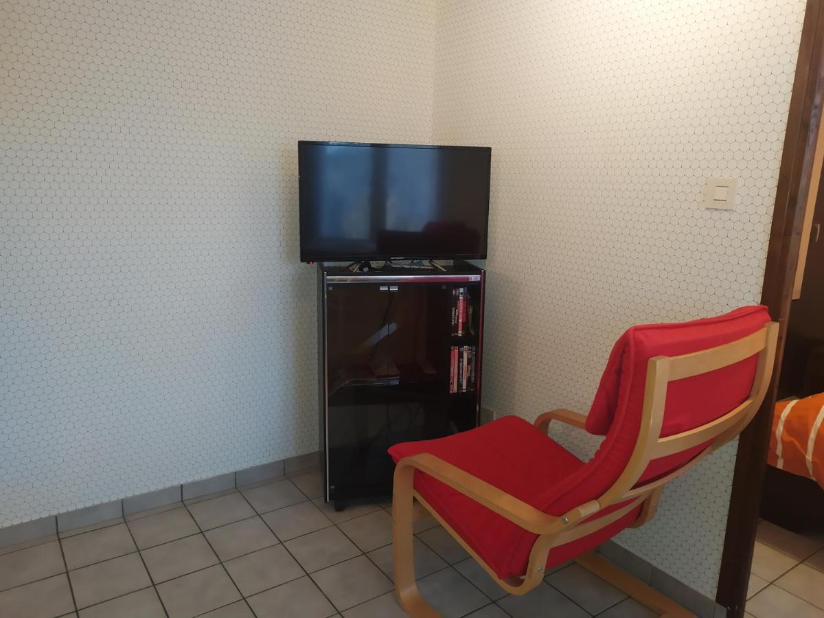 Chez Fabienne T1 Apartment Le Breuil-sur-Couze Bagian luar foto