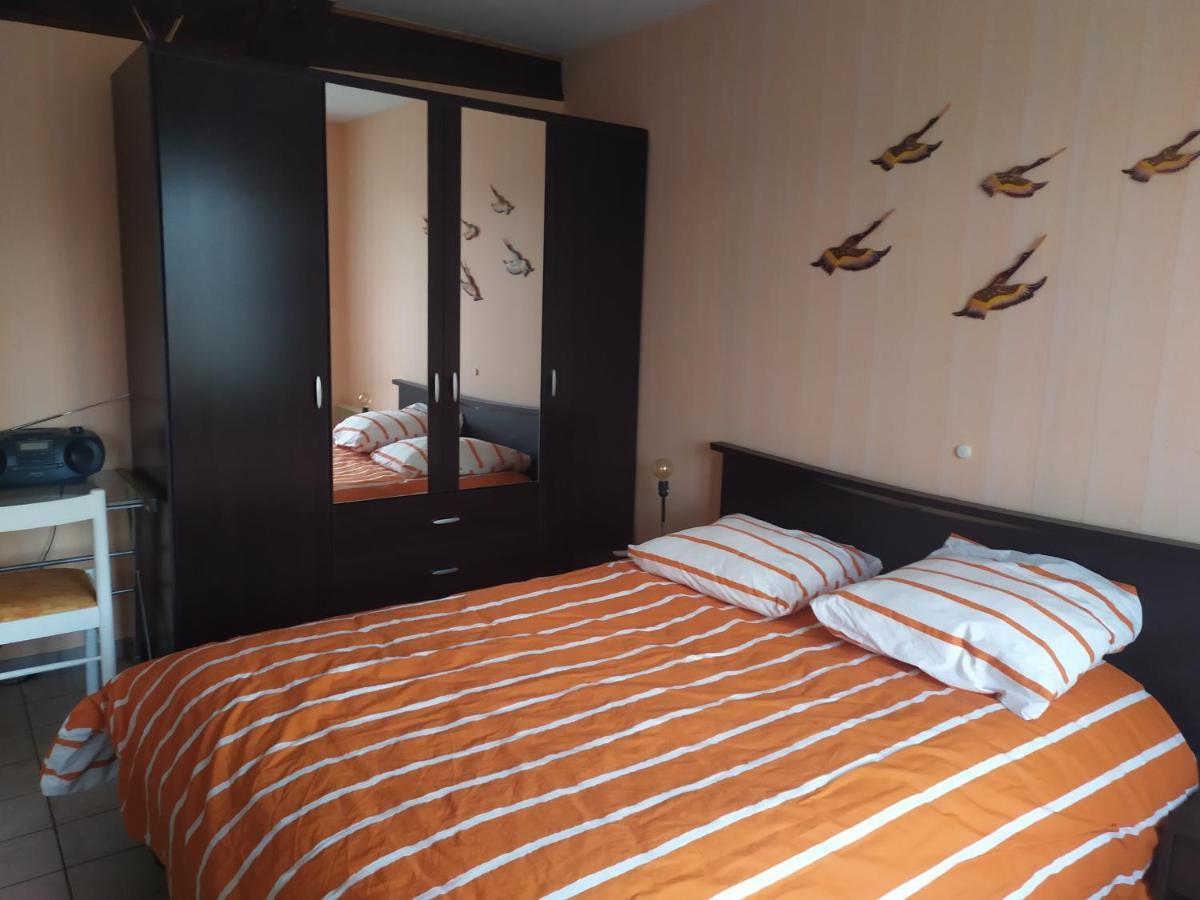 Chez Fabienne T1 Apartment Le Breuil-sur-Couze Bagian luar foto